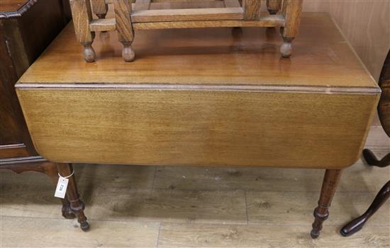 A Victorian mahogany Pembroke table W.106cm